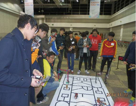 한국로봇교육콘텐츠협회가 주관해 지난해 11월 대구EXCO에서 열린 로보페스트 및 모바일로봇 경진대회 모습.