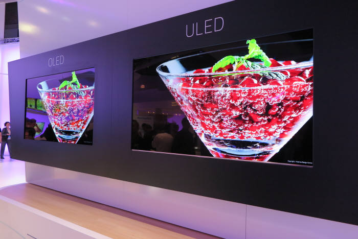 중국 TV업체 하이센스는 지난 9월 독일 IFA 2014 전시회에 OLED TV와 퀀텀닷 TV(오른쪽)를 비교 전시했다. 하이센스측은 퀀텀닷TV를 먼저 출시하고 이후 OLED TV를 내놓겠다고 당시 밝혔다.