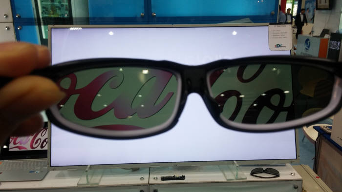 오디하이텍이 개발한 매직 LCD. 편광필터를 넣은 특수안경을 써야만 볼 수 있다.