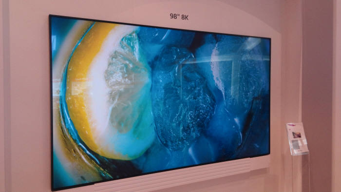 LGڰ  `CES 2015`  8K 98ġ LCD TV.