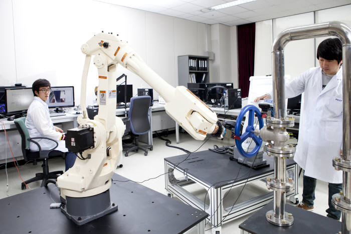 DGIST IoT로봇융합연구부 연구원들이 원격조정을 통해 로봇이 작업을 할 수 있는 시스템을 개발하고 있다.