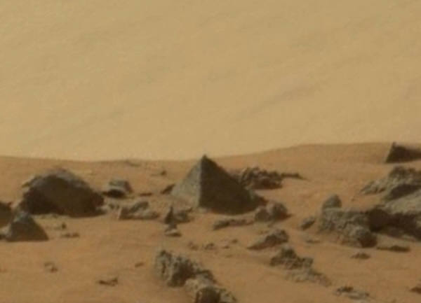 앞서 패러노멀 인크루서블이 화성 표면에서 찾아낸 피라미드 형태의 구조물. 이 작은 구조물 아래 더 큰 구조물이 있을 것으로 추정된다는 주장이 나왔다. 사진=나사 