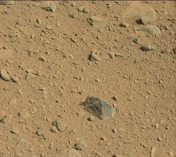 화성 표면에서 발견된 지적 생명체의 손길이 가미된 것으로 보이는 바위조각. 사진=나사 