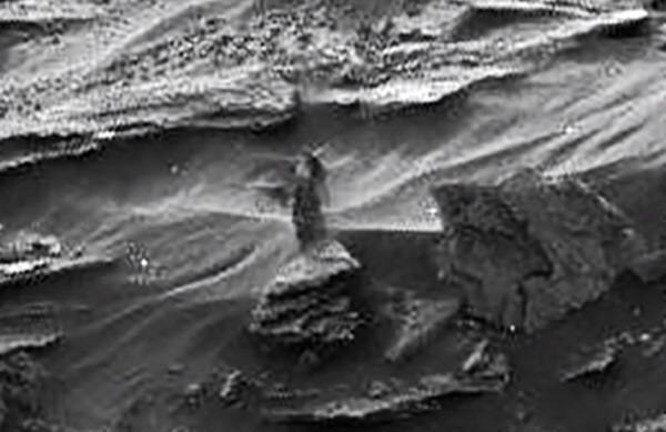 이번 주에 화성에서 발견된 여성의 모습을 한 바위의 모습. 사진=나사 