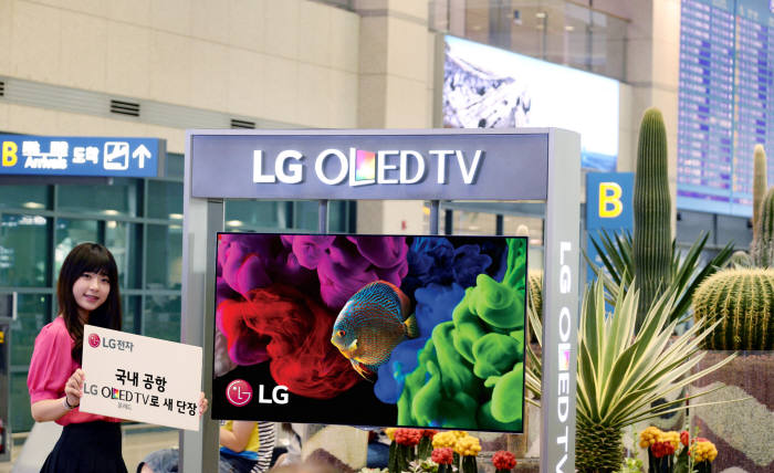 LG전자가 국내 공항에 설치된 기존 자사 LCD TV를 모두 올레드(유기발광다이오드·OLED) TV로 교체, 132대를 순차적으로 설치한다고 10일 밝혔다. 내외국인 유동인구가 많고 상대적으로 대기시간이 길어 방문객이 장시간 TV를 본다는 점을 감안했다. 모델이 인천국제공항에서 LG 올레드 TV를 소개하고 있다. <LG전자 제공>