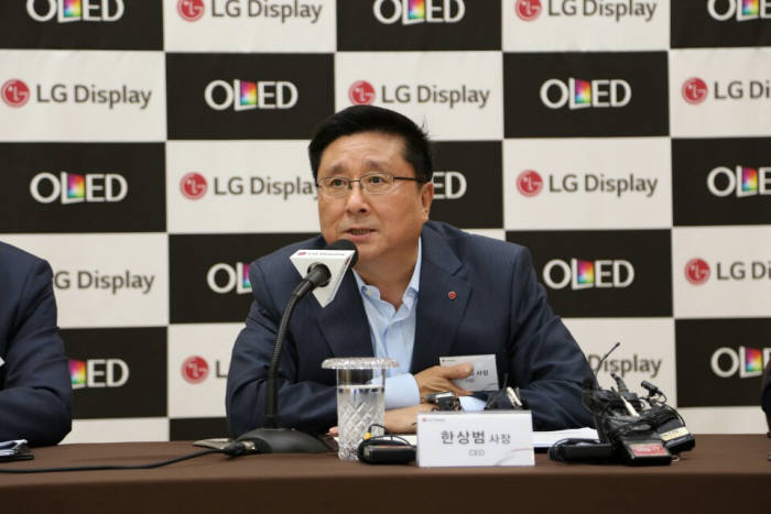 한상범 LG디스플레이 사장이 LCD 생산 20주년 기념 행사에서 기자들의 질문에 답변하고 있다.