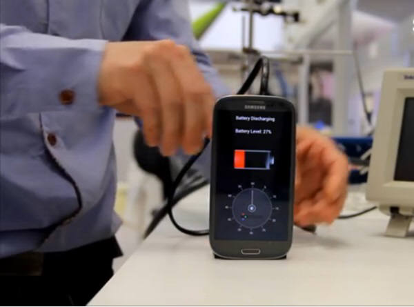 충전기를 사용해 완전방전된 삼성 갤럭시폰에 막 충전을 시작하고 있다. 사진=스토어닷 유튜브