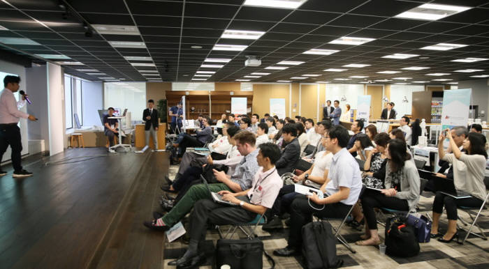 K-ICT본투글로벌센터가 15일 일본 NTT도코모벤처스에서 연 한국 스타트업 데모데이
