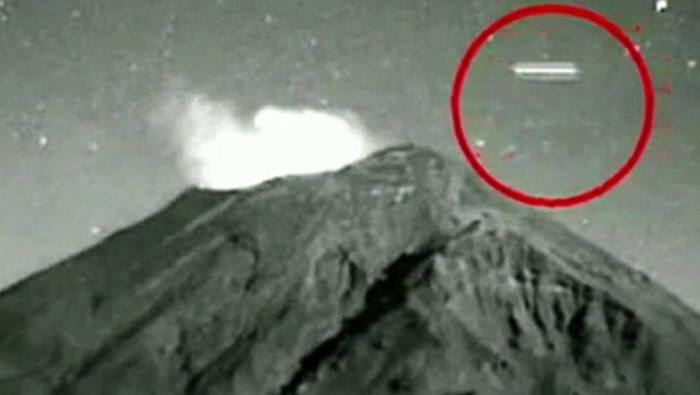 최근 멕시코 중심부의 활화산인 포포카테페틀 화산에서 촬영된 시가모양의 빛나는 UFO. 외계인추적자들은 이것이 ET의 UFO라고 주장하고 있다. 반면 과학자들은 착각현상에 의한 것이라고 말하고 있다. 사진=유튜브