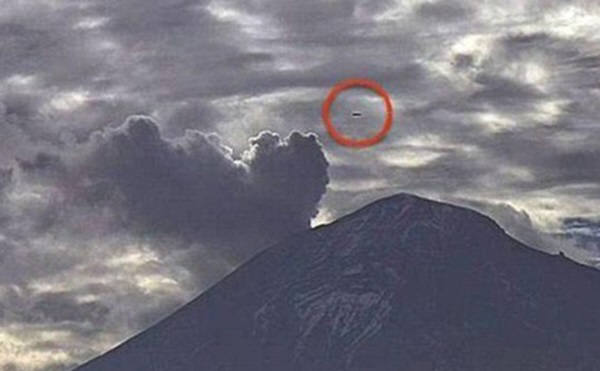 지난 2월에도 멕시코의 포포카테페틀 화산에서 시가형태의 UFO가 발견됐다.. 이 빛은 5486미터 높이의 화산이 네번 폭발하는 동시에 반짝였다. 지난 2월에도 이 자리에서 발견됐다. 사진=유튜브