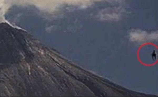지난 1월 멕시코시에서 480km 떨어진 곳에 위치한 콜리마 활화산에서 발견된 검은 다리를 가진 말모양의 UFO. 사진=유튜브