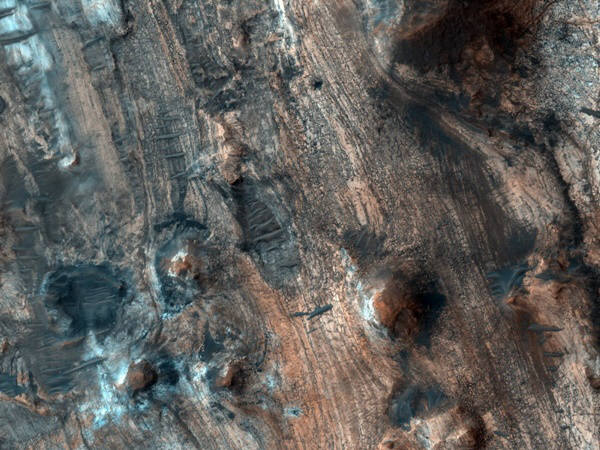 마우스계곡은 기본적으로 점토질 광상으로 돼 있다. 이 때문에 나사 과학자들은 지난 2011년 큐리오시티 착륙지점을 게일 크레이터로 바꿨다. 하지만 과학자들은 이런 지형에 더 높은 관심을 보이고 있다. 물이 스민 진흙속에 유기물이 보존돼 있을 것으로 보고 있기 때문이다. 사진=나사