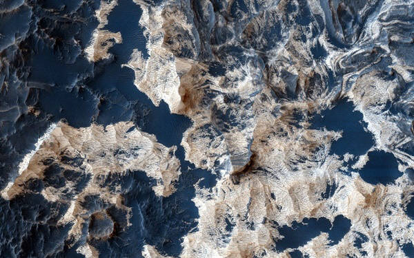 마션의 주인공 와트니가 로버를 타고 향한 최종 목적지 스키아파렐리 크레이터의 지형 사진. 이처럼 모래로 덮여있다. 바람이 불면 청색이 벗겨진다. 사진=나사