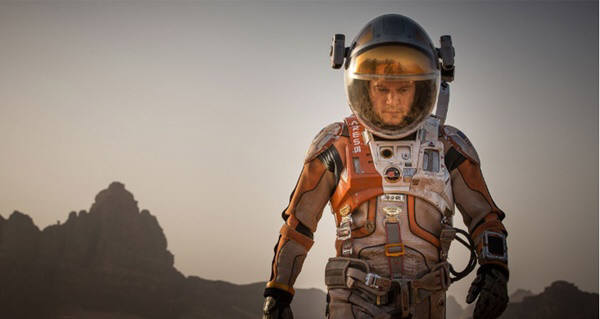 영화속에서 마크 와트니가 입고 있는 우주복. 사진=20세기폭스
