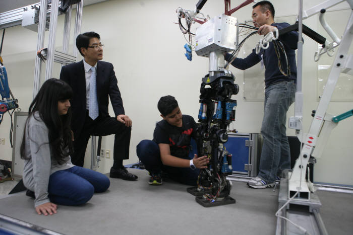 아디브 발루시(가운데)가 한국로봇융합연구원의 휴머노이드로봇을 살펴보고 있다.