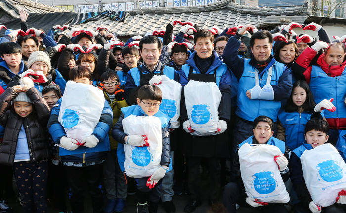 한국지엠한마음재단, 저소득층 가정에 생필품 전달