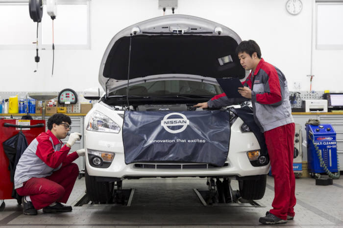 닛산 서비스센터 직원들이 차량을 점검하는 모습