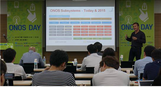 지난해 9월 서울 aT센터에서 토마스 바쿠스카 온랩 수석 아키텍터가 ONOS 아키텍처과 데모 등을 소개하고 있다.