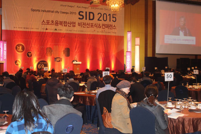 SID 2015 컨퍼런스에서 산악인 엄홍길 대장이 강연하고 있다.