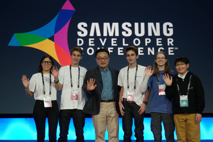 27일(현지시각) 미국 샌프란시스코 모스콘센터에서 열린 '삼성 개발자 컨퍼런스 2016'에서 고동진 삼성전자 무선사업부 사장(왼쪽 세 번째)이 컨퍼런스에 참석한 글로벌 주니어 개발자들과 함께 기념 촬영을 하고 있다.