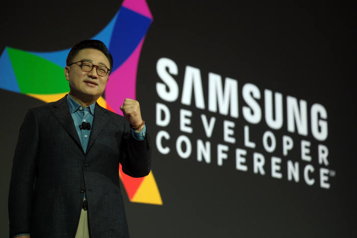 미국 샌프란시스코 모스콘센터에서 열린 '삼성 개발자 컨퍼런스 2016'에서 고동진 삼성전자 무선사업부 사장이 기조 연설을 하고 있다.
