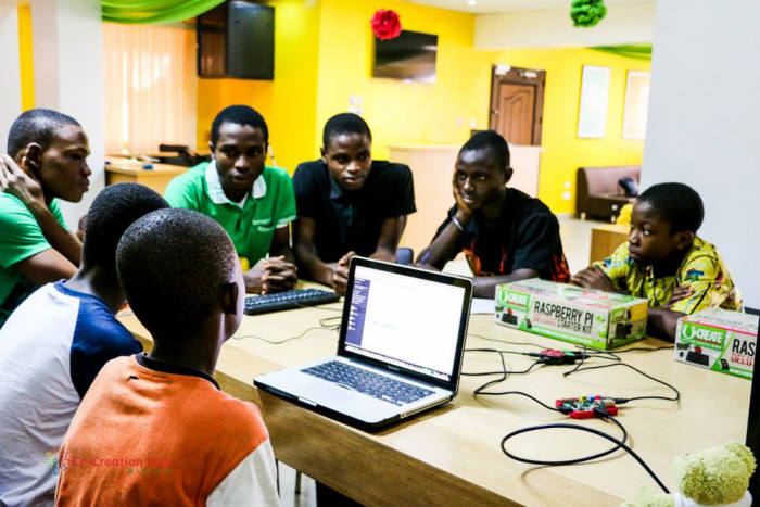 라즈베리파이를 이용한 컴퓨팅 교육이 글로벌하게 확산되고 있다. 나이지리아 학생들이 라즈베리파이를 이용해 코딩작업을 하고 있다.