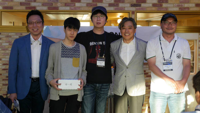 김승주 고려대 교수, 이정훈(루키), 이승진 그레이해쉬 대표, 백기승 한국인터넷진흥원장, 이기택 해커연합 하루 회장 등은 지난해 데프콘을 앞두고 출정식을 가졌다. (자료:KISA)