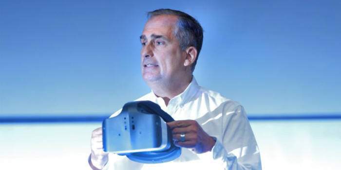 브라이언 크르자니크 인텔 CEO가 VR헤드셋을 소개하고 있다.