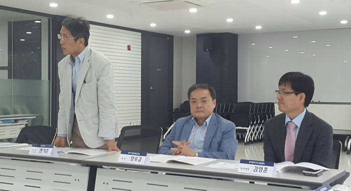 대구클라우드리더스클럽 정례포럼이 1일 대구업사이클센터에서 열렸다. 한기준 대구클라우드리더스클럽 의장(왼쪽)이 인사말을 하고 있다.