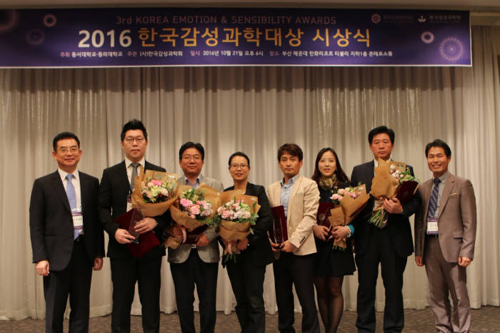 지난 21일 부산 해운대에서 열린 `제3회 한국감성과학대상` 시상식에서 정상훈 감성과학대상 운영위원장(맨 오른쪽)과 수상자들이 시상식뒤 기념촬영했다.