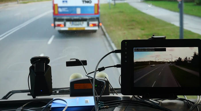 선행 차량 영상이 V2V 통신으로 뒷 차에 전달되는 모습
