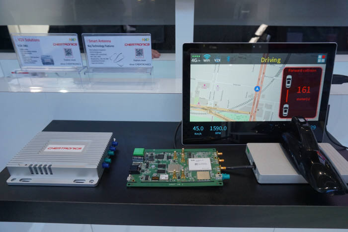 NXP 부스에 전시된 켐트로닉스 제품들. 온보드유닛(왼쪽)과 스마트안테나(오른쪽)