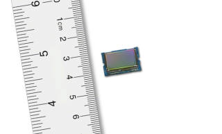 루멘스의 마이크로 LED 디스플레이 모듈. 이 작은 디스플레이 안에 92만개가 넘는 LED칩이 배치돼 있다.