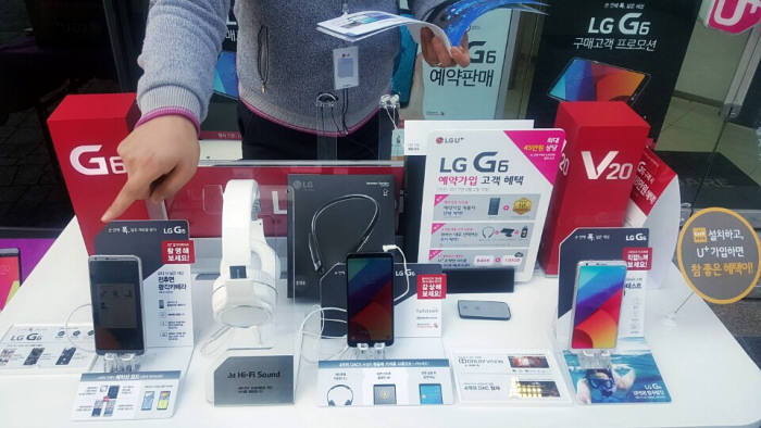 서울 서대문구 연세로 인근 LG유플러스 직영점 앞에서 매장 관계자가 신제품 기능에 대해 설명하고 있다.