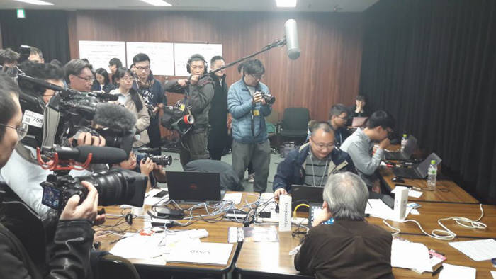 일본 도쿄에서 열린 UEC 주최 세계컴퓨터바둑대회에서 중국 줴이와 일본 딥젠고 대국을 중국,일본 언론이 취재하고있다. <사진=감동근 아주대 교수 제공>