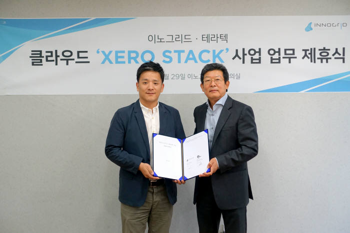 조호견 이노그리드 대표(왼쪽)와 공영삼 테라텍 대표가 클라우드 어플라이언스 '제로스택' 사업 업무 제휴식을 갖고 기념촬영했다. 이노그리드 제공