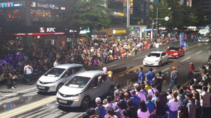 대구시가 전기차 민간보급 확대를 위해 지난달 국내 출시된 다수 전기차로 '중앙네거리∼종각네거리' 구간 퍼레이드 행사를 진행했다.