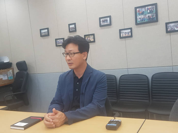 15일 오전 서울 금천구 인터넷나야나 사무실에서 진행된 인터뷰에서 황칠홍 인터넷나야나 대표가 랜섬웨어 감염과 해커와 거래에 대해 얘기하고 있다.