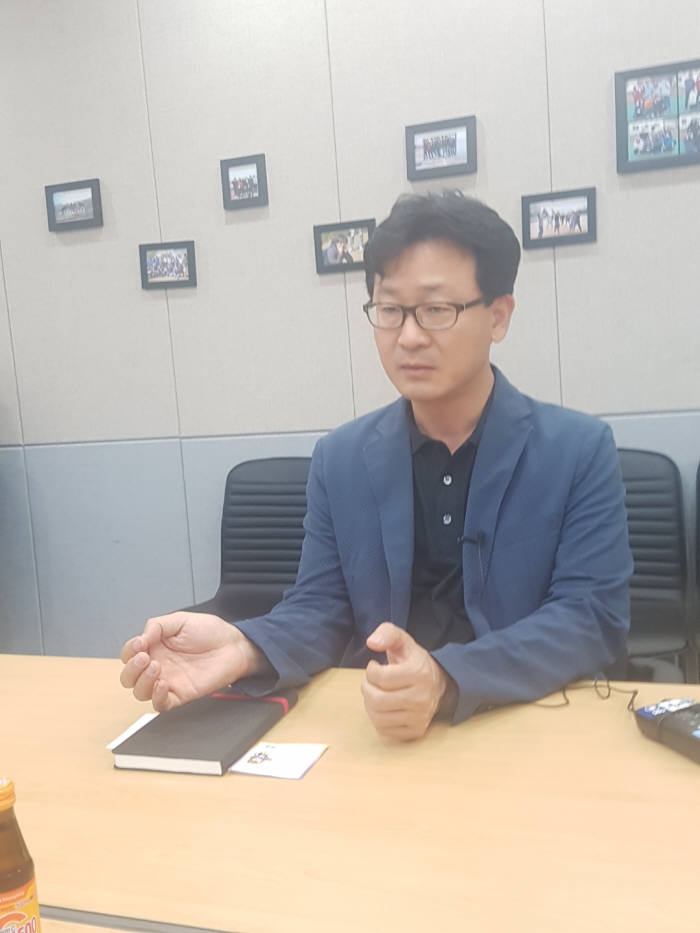15일 오전 서울 금천구 인터넷나야나 사무실에서 진행된 인터뷰에서 황칠홍 인터넷나야나 대표가 랜섬웨어 감염과 해커와 거래에 대해 얘기하고 있다.