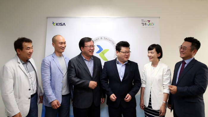이동범 지니언스대표(왼쪽부터), 윤두식 지란지교시큐리티 대표, 원유재 충남대 컴퓨터공학과 교수, 신대규 KISA 본부장, 김인순 기자, 구태언 테크앤로 대표 변호사.