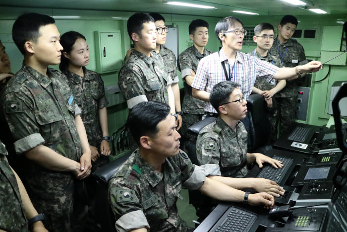 ADD 연구진이 육군방공학교에서 방공C2A 체계를 시연하고 있다.
