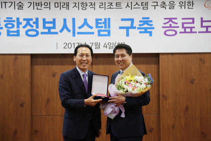 정창주 용평리조트 대표(왼쪽)와 김용욱 한화S&C 대표.