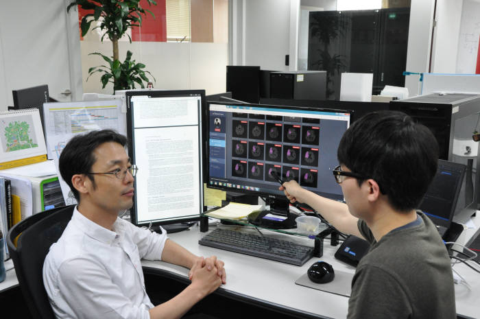 제이엘케이익스펙션은 뇌경색 여부를 감별할 수 있는 인공지능(AI) 기반의 의료기기를 개발했다. 김동민 연구소장(사진 왼쪽)이 직원과 AI 의료영상진단기기를 통해 분석한 환자의 뇌경색 병변 검출 결과에 대해 논의하고 있다.