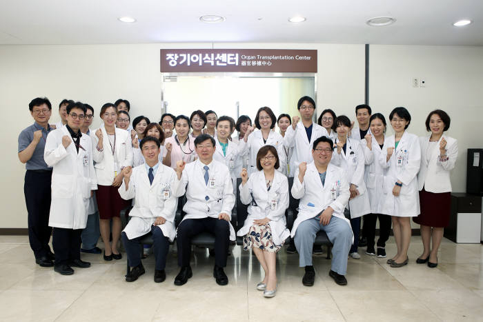 13일 장기이식센터 개소식에서 고대구로병원 관계자가 본관 1층 장기이식센터에서 기념 촬영했다.