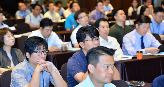 18일 서울 양재동 엘타워에서 전자신문 주최로 열린 '2017 산업제어시스템 보안 콘퍼런스'에서 참석자들이 4차 산업혁명시대를 앞두고 산업제어시스템 보안 방안 발표에 집중하고 있다.
윤성혁기자 shyoon@etnews.com