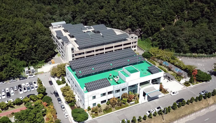 두산중공업 창원 본사 옥상에 설치된 태양광 발전설비.