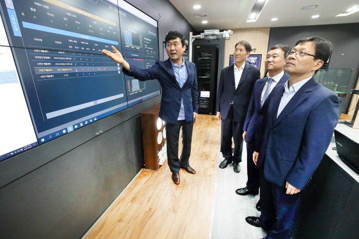주영범 인천창조경제혁신센터장(왼쪽부터)이 박순용 남동공단 경영자협의회장, 윤경림 KT 미래사업추진실장, 조동암 인천광역시 부시장에게 에너지관제 플랫폼을 설명하고 있다.