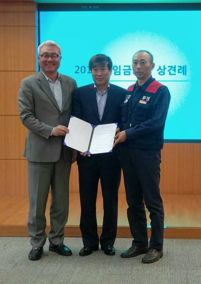 지난 4월 28일 서울 서린동 SK빌딩 본사에서 열린 2017년 임단협 상견례 모습. 김준 SK이노베이션 사장(왼쪽부터), 이양수 SK에너지 울산CLX 총괄, 이정묵 SK이노베이션 노동조합 위원장.