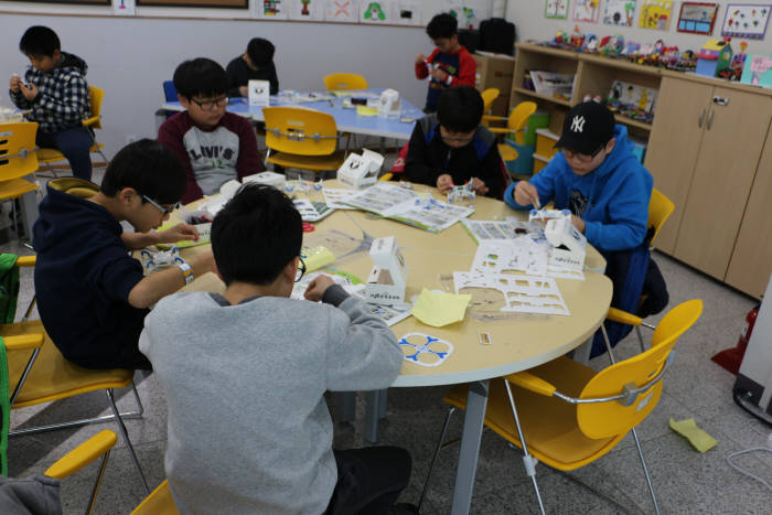 학생들이 로봇 키트를 이용해 창작물을 만들고 있다.