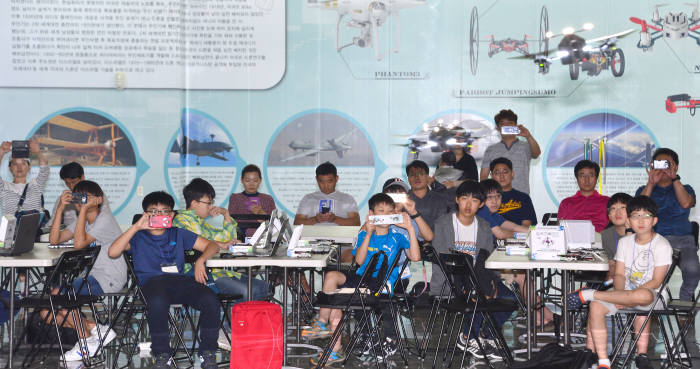 학생과 학부모들이 드론 군집 비행 모습을 촬영하고 있다. 김동욱기자 gphoto@etnews.com